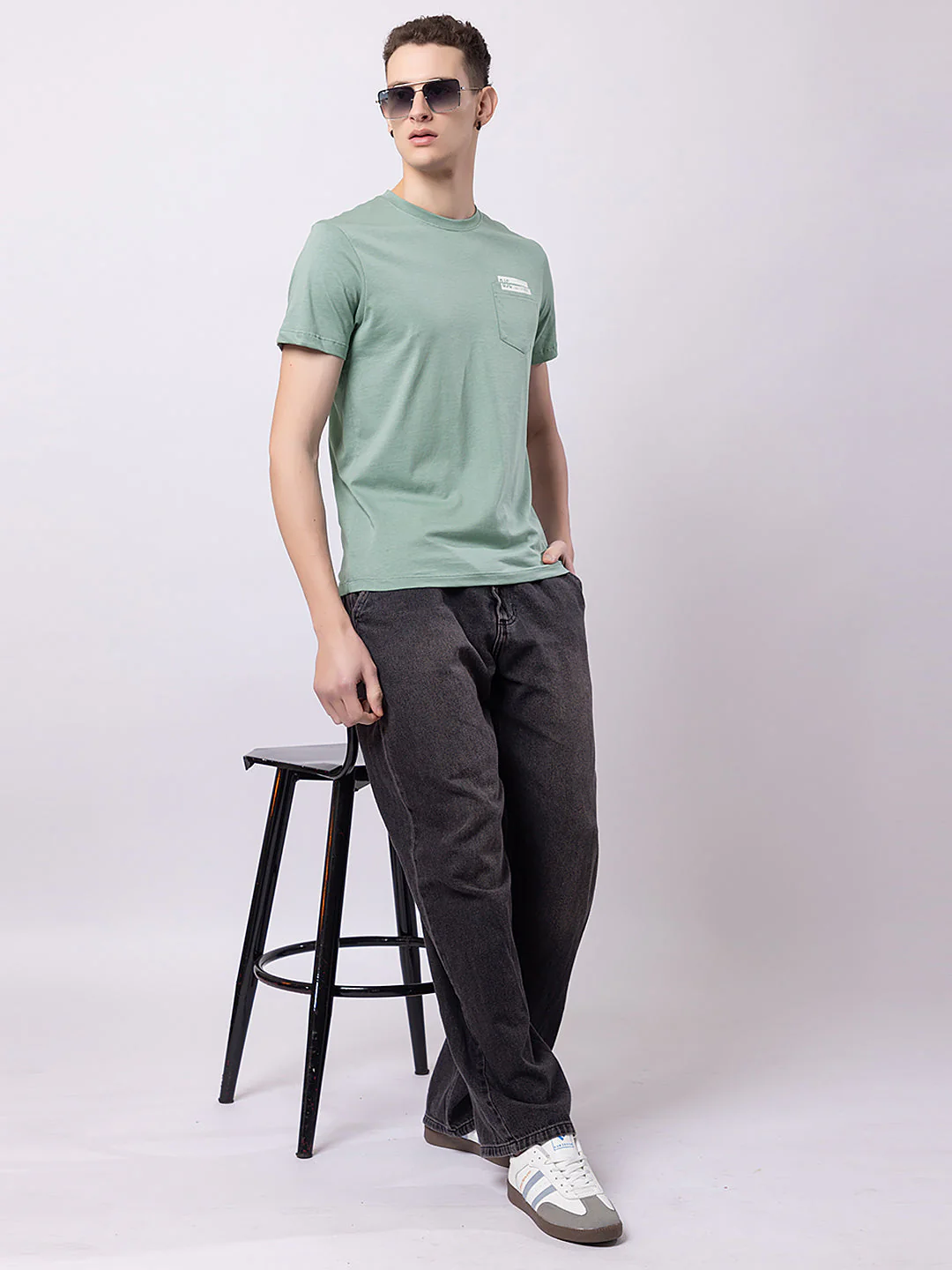 Men's Round-neck Solid T-shirt - Image 4